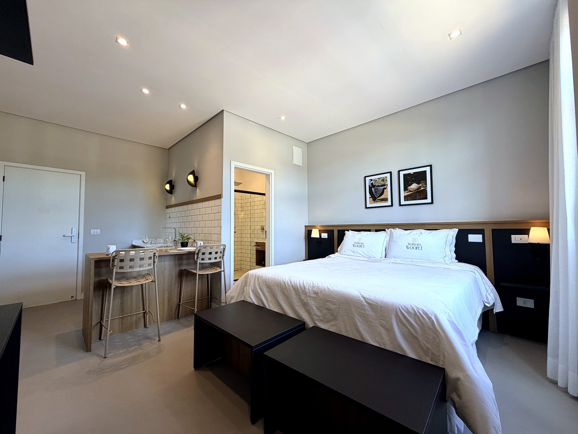 Visão geral do flat com cama de casal